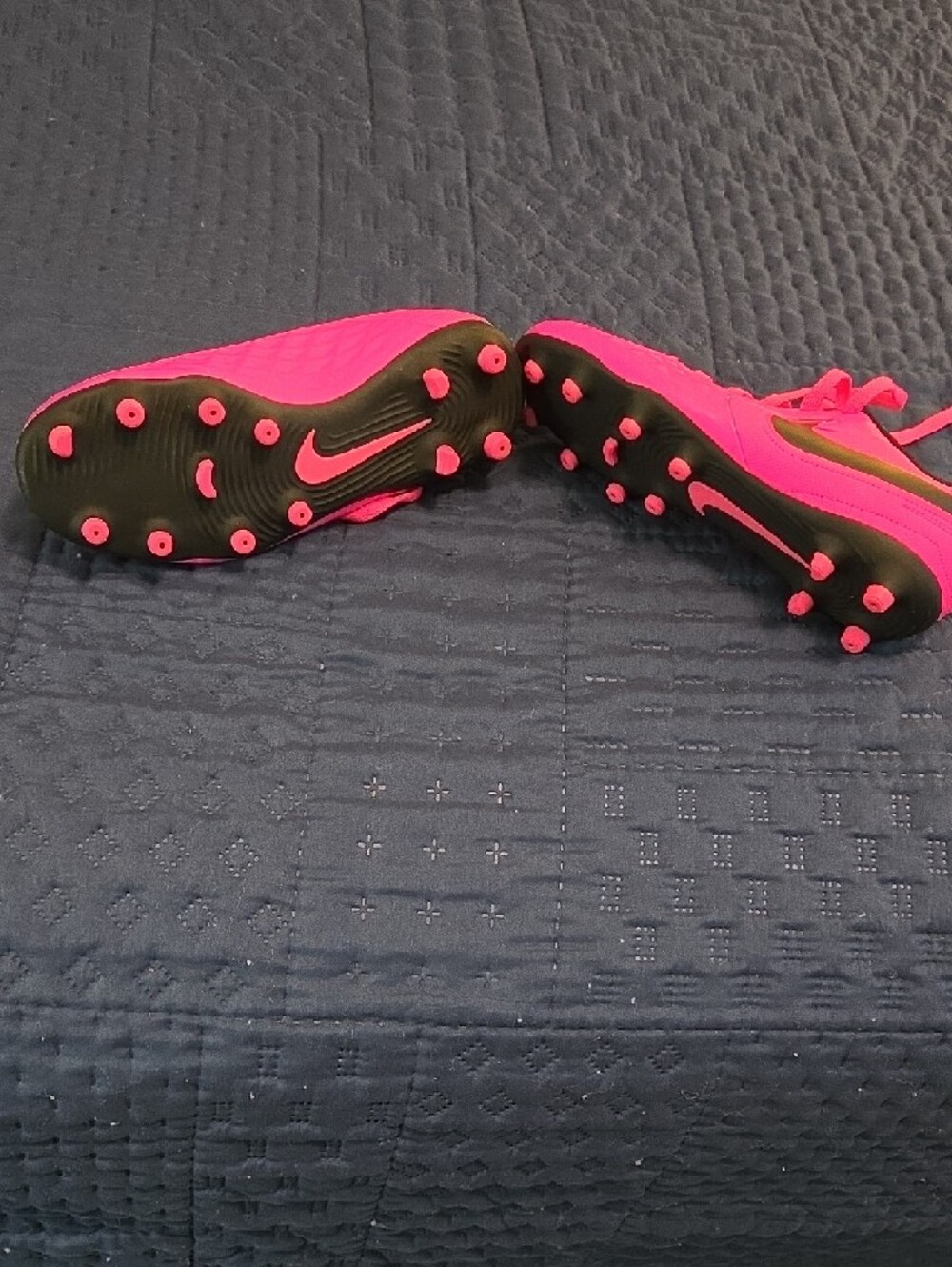 NWOT NIKE GIRLS SOCCER CLEATS - Picture 3 of 3